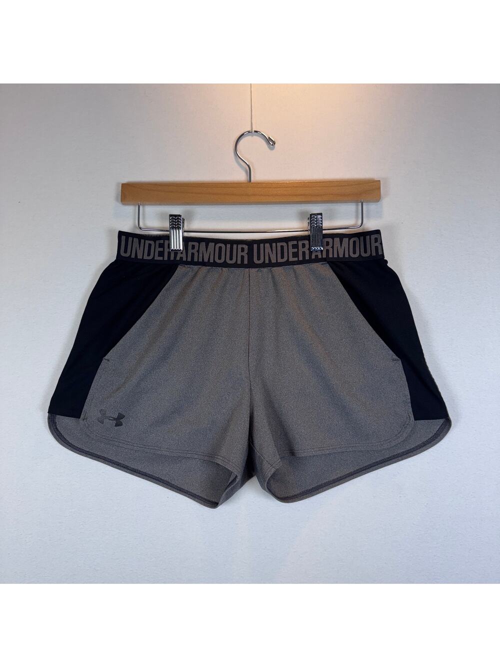 Under Armour Womens Medium Gray Black Shorts Front Pockets Logo Waistband Gym